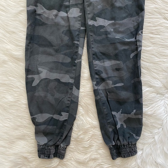 Aritzia TNA Gray Camo Jogger Pants - Picture 4 of 13